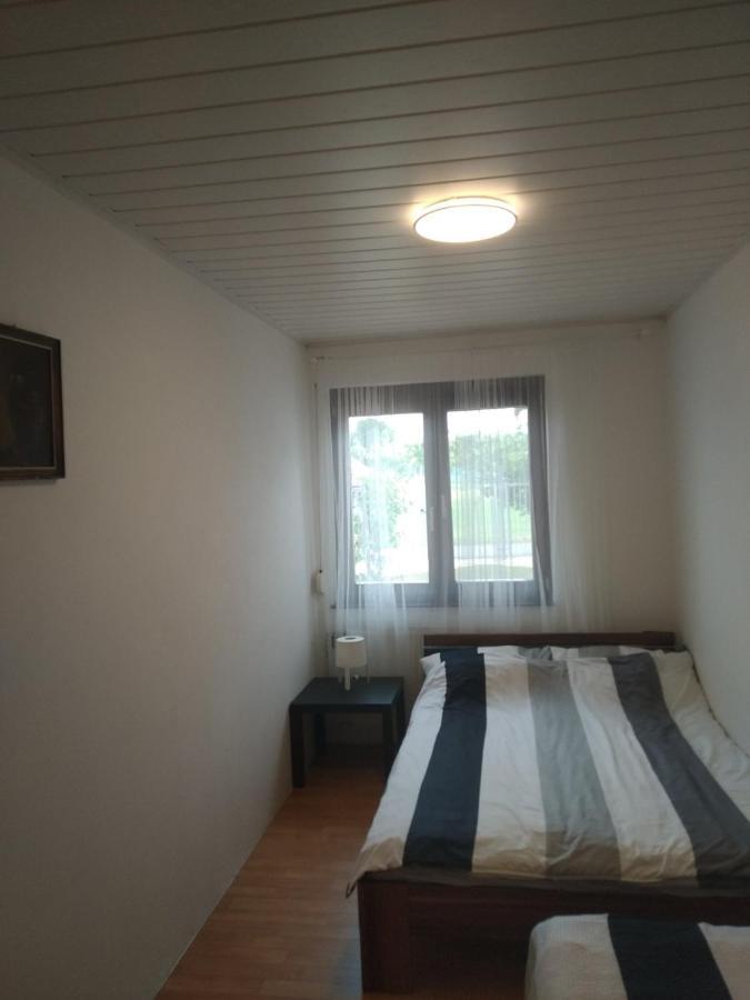 Chalupa V Merunkovem Sadu Sakvice Luaran gambar